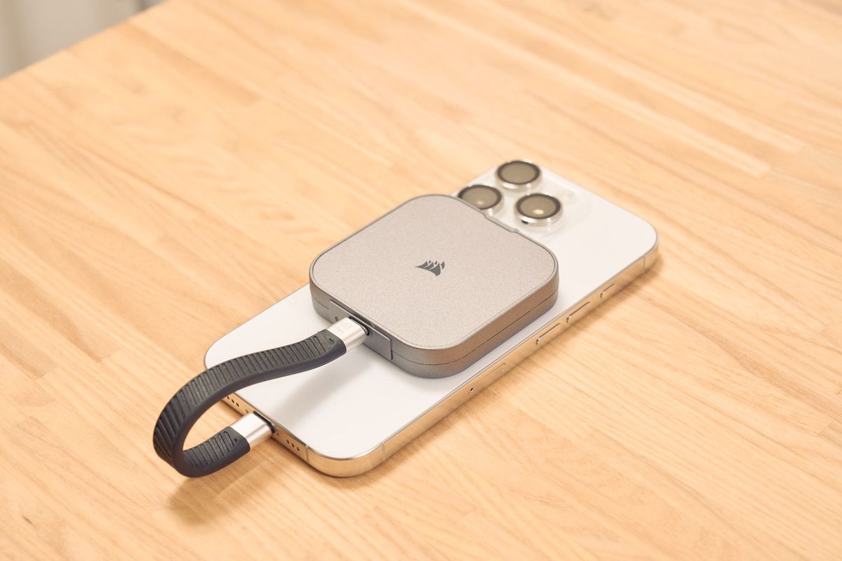 Corsair EX400UとEzo Flexシリーズ USB 4でiPhoneに繋いでいる