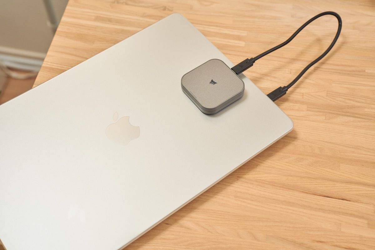 Corsair EX400UをMacBookに繋いでいる