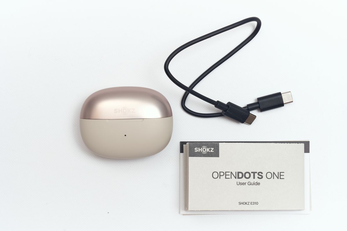 Shokz OpenDots ONEの付属品を並べている