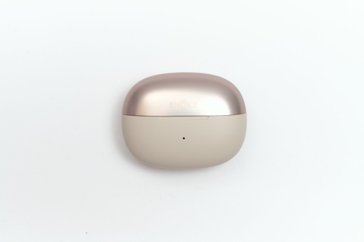Shokz OpenDots ONEの蓋を閉じている