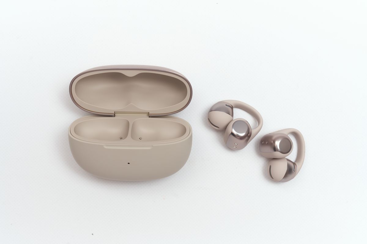 Shokz OpenDots ONEを開けてイヤーカフ型イヤホンを取り出して並べている