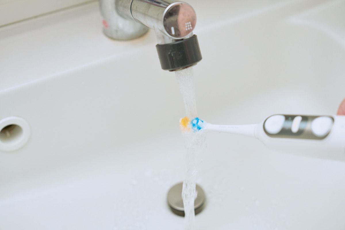 Soocas NEOS IIのブラシを水で濡らしている