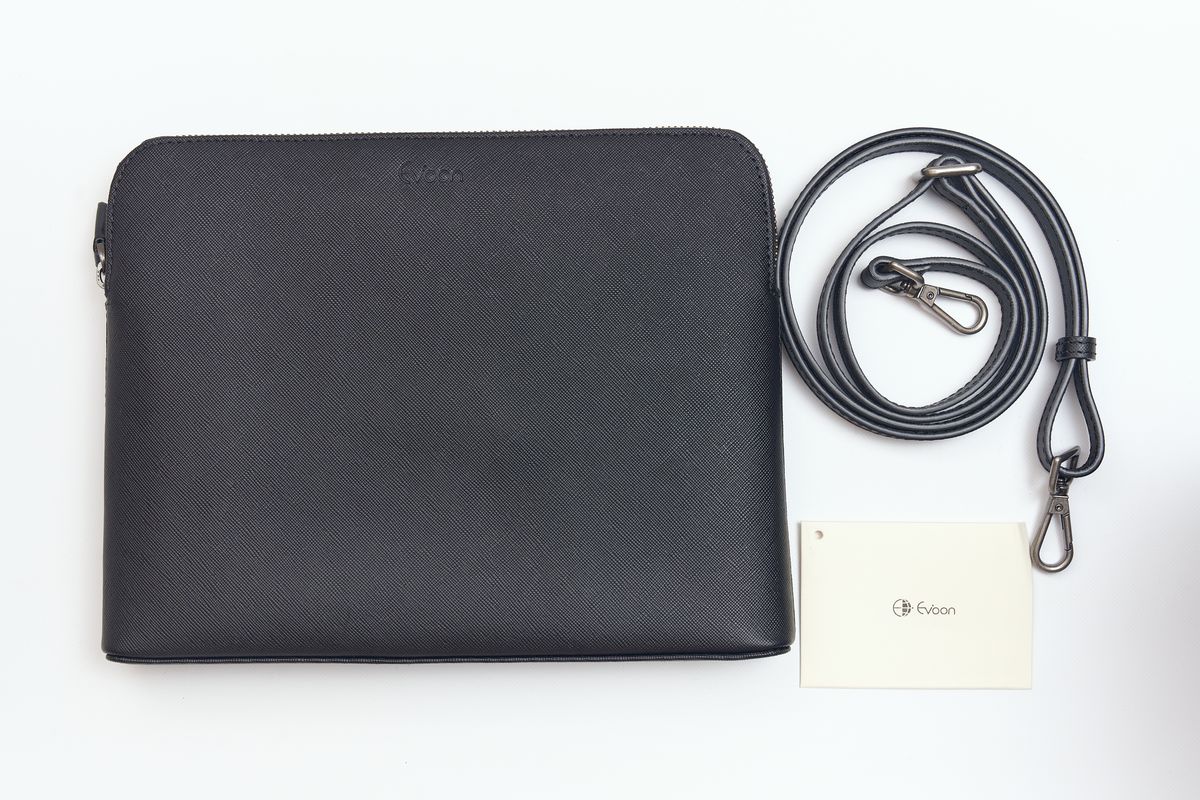 Evoon みがるサコッシュレザーの付属品を並べている
