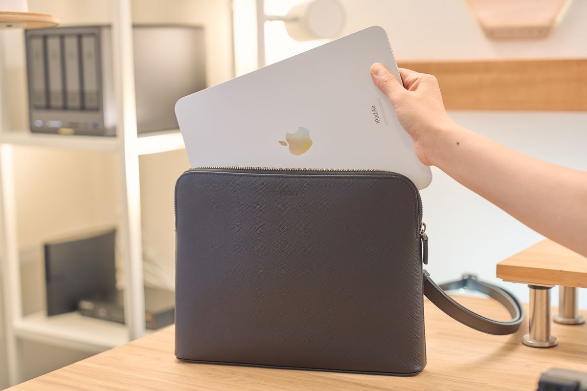 Evoon みがるサコッシュレザーにM4 iPad Air 11インチを入れようとしている