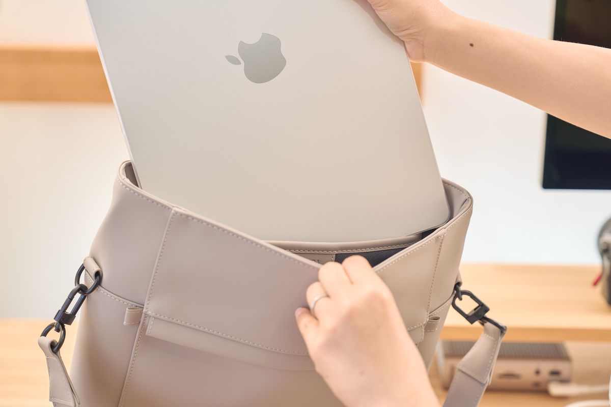 ガストンルーガ Tåte(トーテ) トープにM4 iPad Pro 15インチを入れようとしているが入らな様子