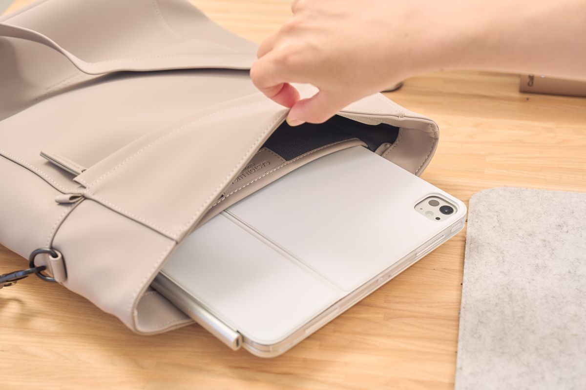 ガストンルーガ Tåte(トーテ) トープにM4 iPad Pro 13インチを入れている