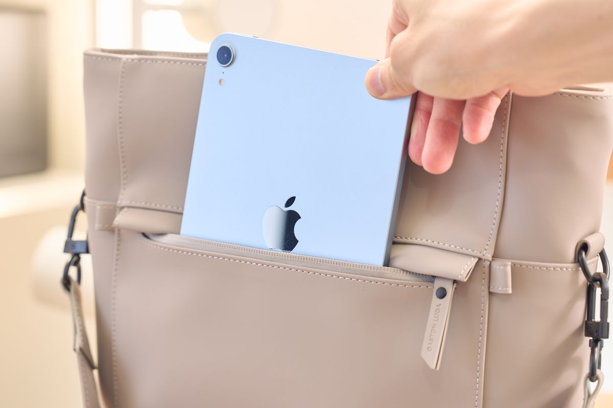 ガストンルーガ Tåte(トーテ) トープの外ポケットにiPad miniを入れている
