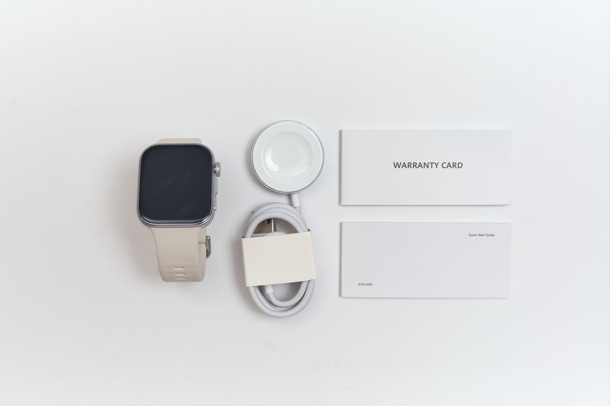 HUAWEI WATCH FIT 4の付属品を並べた