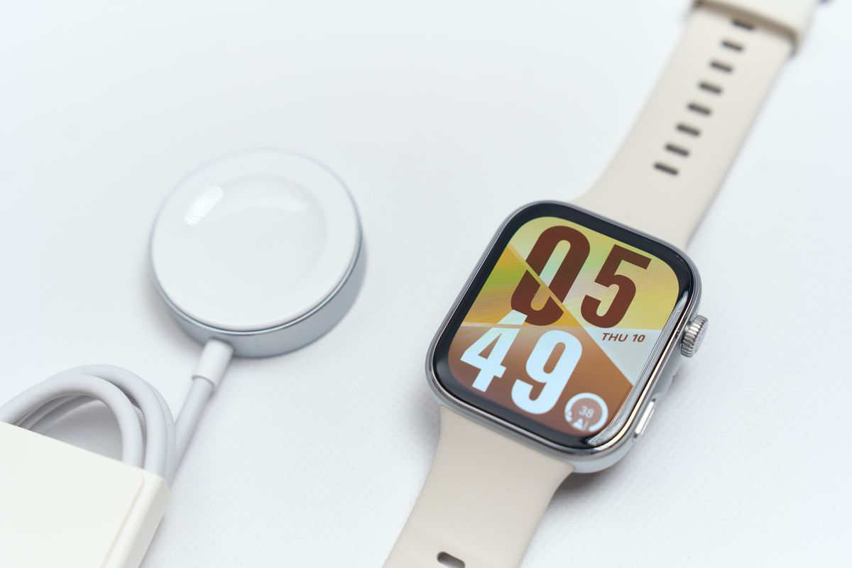 HUAWEI WATCH FIT 4と充電器を並べている