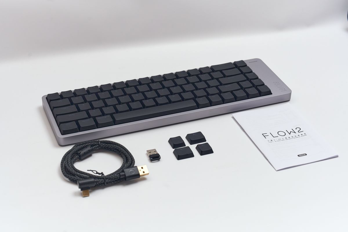 Lofree FLOW 2の付属品を並べている