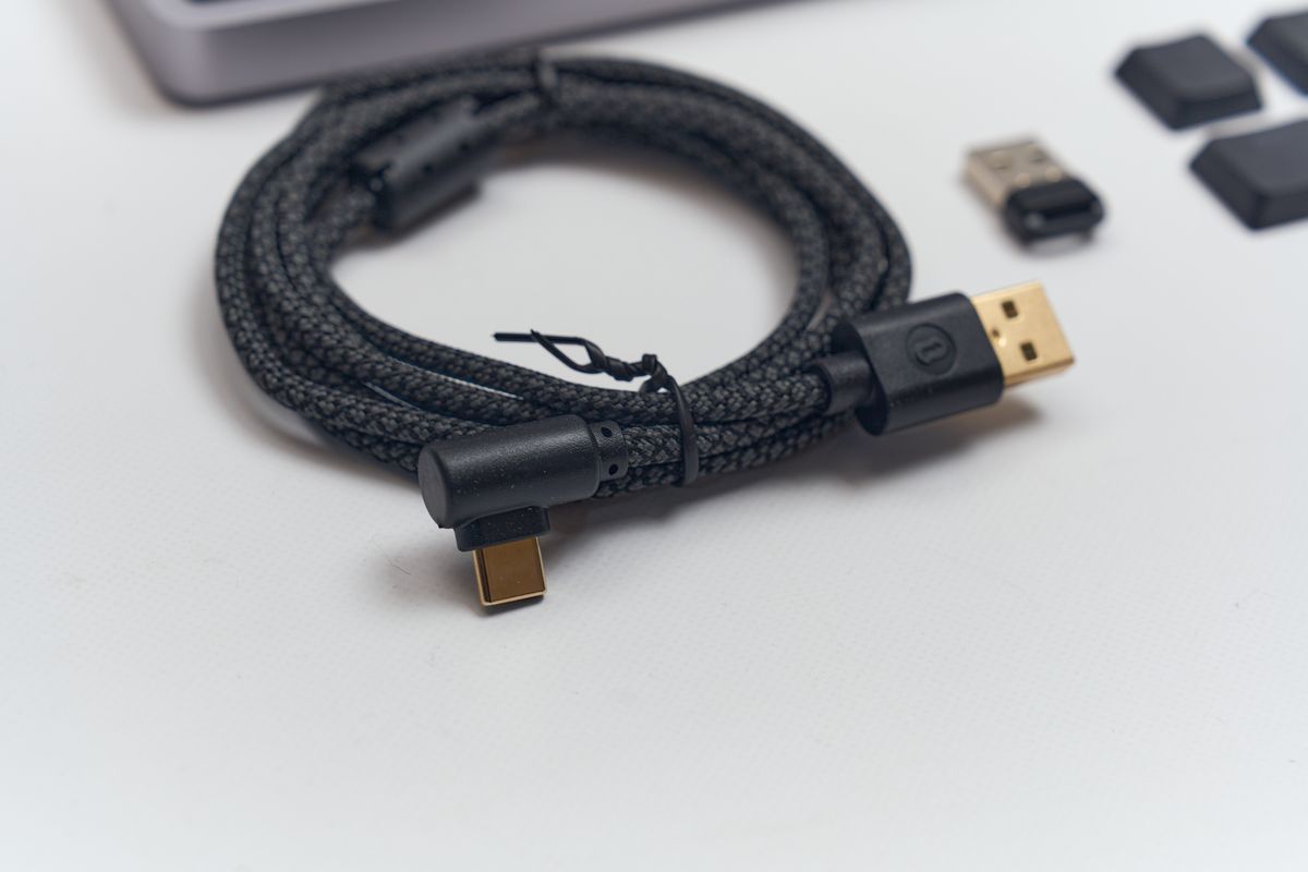 Lofree FLOW 2の付属のケーブルを撮影