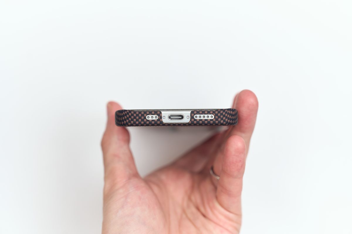 PitaTap極薄ケースを取り付けたiPhone 16 Proの充電部