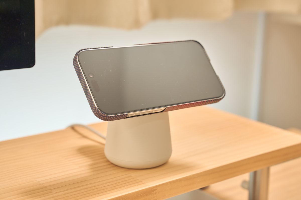 PitaTap極薄ケースをつけたiPhone 16 Proを充電している