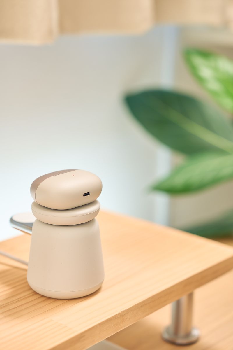 Shokz OpenDots ONEを充電器で充電している