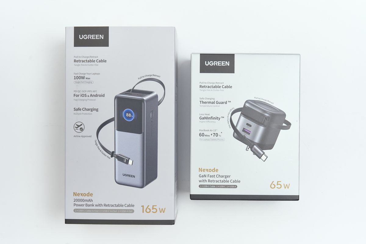 UGREEN Nexode 巻き取り式 USB-Cケーブル内蔵 充電器 65Wと同メーカーの65W充電器の外箱を並べている
