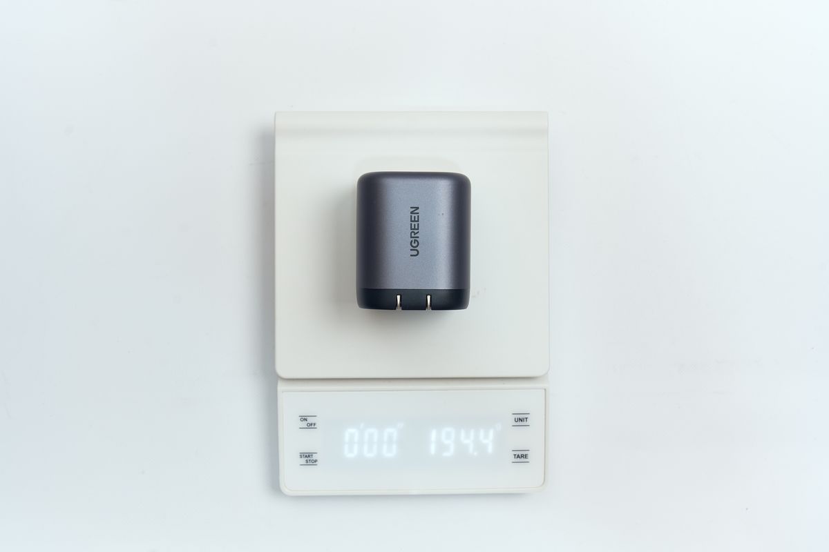 UGREEN Nexode 巻き取り式 USB-Cケーブル内蔵 充電器 65Wの重さを量っている