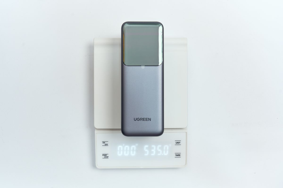 UGREEN Nexode 巻き取り式 USB-Cケーブル内蔵 モバイルバッテリー 20000mAh 165Wの重さを量っている