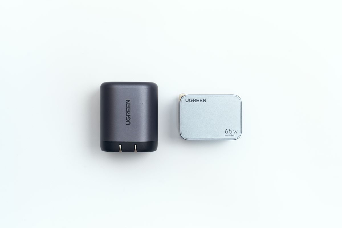 UGREEN Nexode 巻き取り式 USB-Cケーブル内蔵 充電器 65Wと同メーカーの65W充電器を並べている