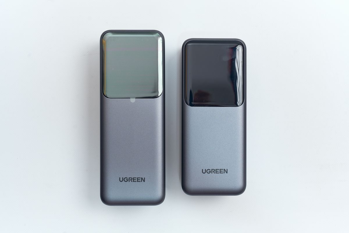 UGREEN Nexode 巻き取り式 USB-Cケーブル内蔵 モバイルバッテリー 20000mAh 165Wと同じ容量のバッテリーを並べている