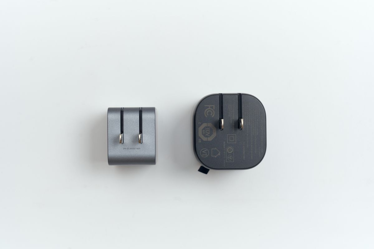 UGREEN Nexode 巻き取り式 USB-Cケーブル内蔵 充電器 65Wと同メーカーの65W充電器のコンセントを出して並べている