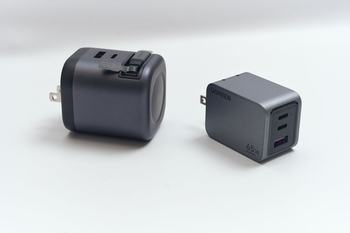 UGREEN Nexode 巻き取り式 USB-Cケーブル内蔵 充電器 65Wと同メーカーの65W充電器のコンセントを出して厚みを比べている