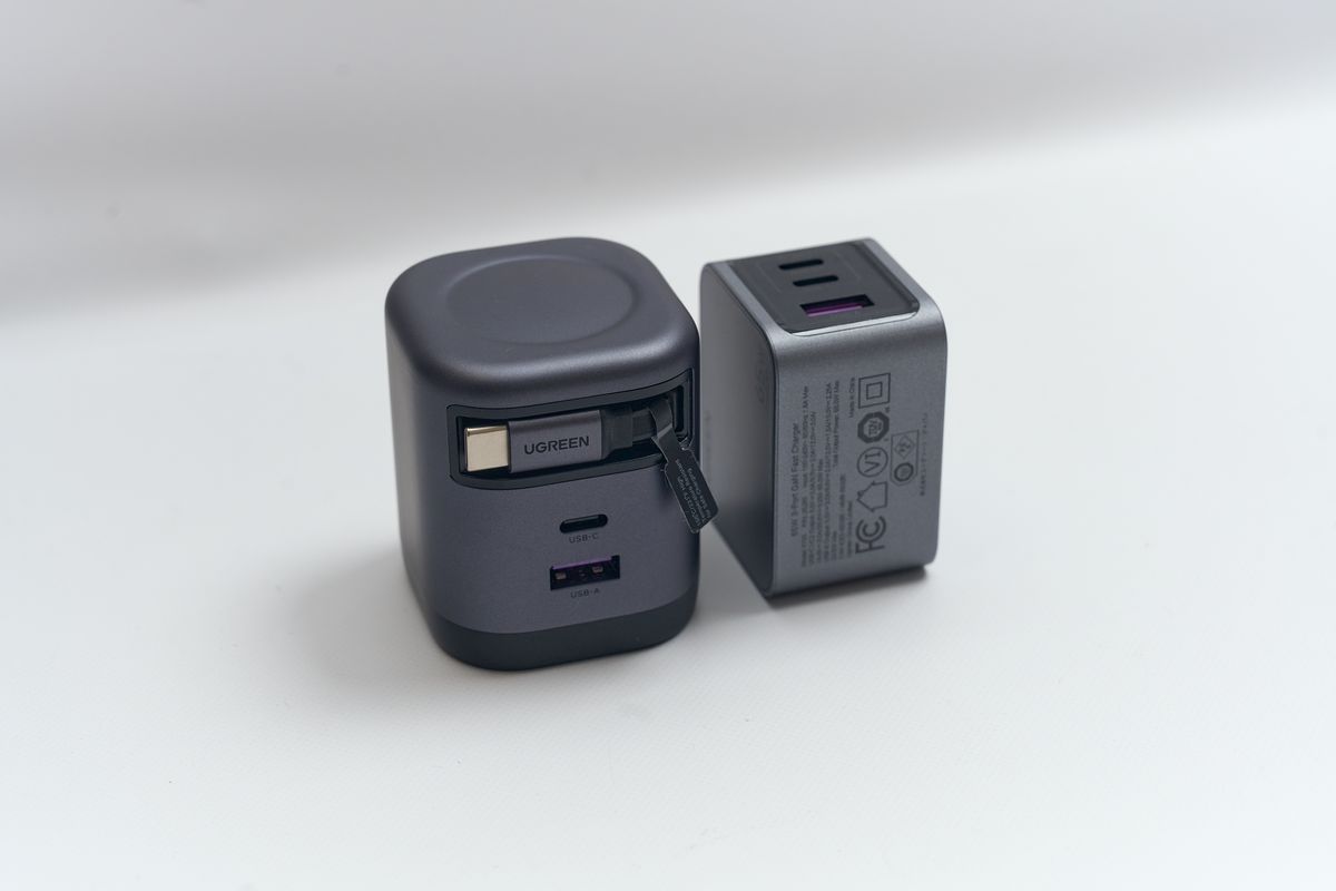 UGREEN Nexode 巻き取り式 USB-Cケーブル内蔵 充電器 65Wと同メーカーの65W充電器のコンセントの出力部分