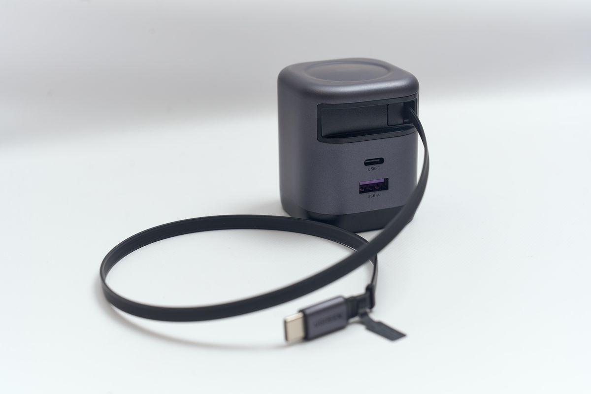 UGREEN Nexode 巻き取り式 USB-Cケーブル内蔵 充電器 65Wのケーブルが引き出されている