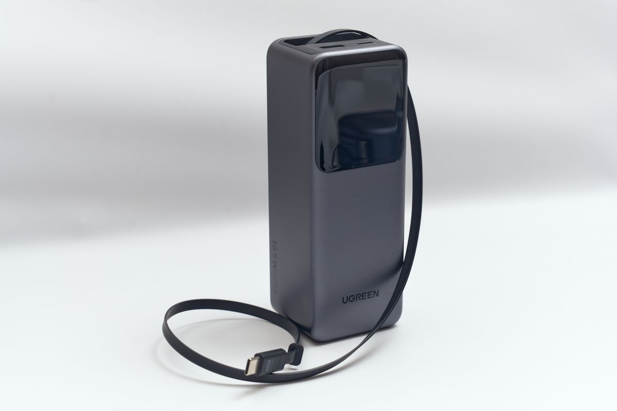 UGREEN Nexode 巻き取り式 USB-Cケーブル内蔵 モバイルバッテリー 20000mAh 165Wのケーブルを伸ばして立てている