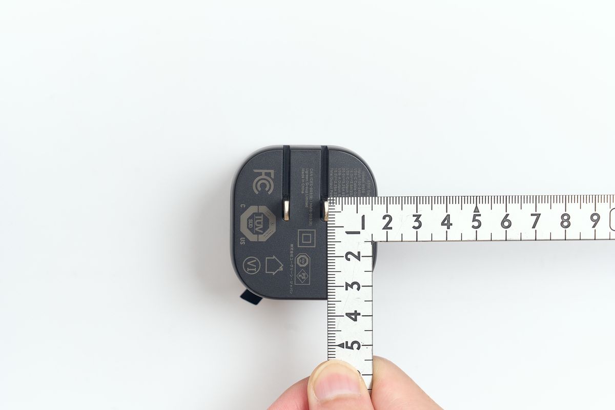 UGREEN Nexode 巻き取り式 USB-Cケーブル内蔵 充電器 65Wのコンセントからの出っ張り部分の長さを測っている