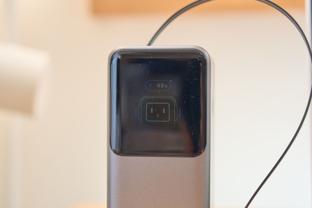 UGREEN Nexode 巻き取り式 USB-Cケーブル内蔵 モバイルバッテリー 20000mAh 165Wのディスプレイ
