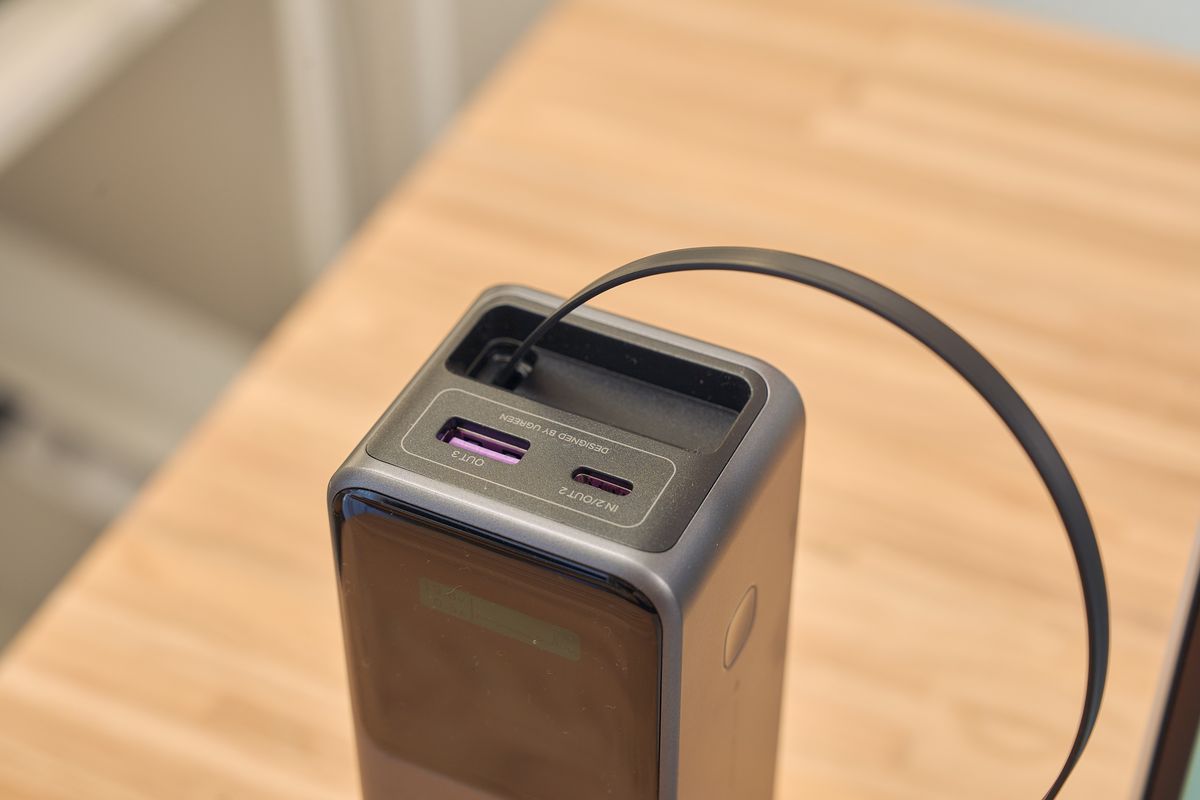 UGREEN Nexode 巻き取り式 USB-Cケーブル内蔵 モバイルバッテリー 20000mAh 165Wのケーブルを引き出している