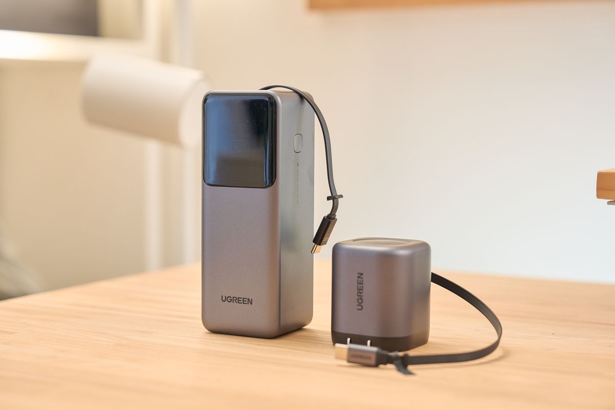 UGREEN Nexode 巻き取り式 USB-Cケーブル内蔵 充電器 65Wと同メーカーの65W充電器のケーブルを出した状態で並べている