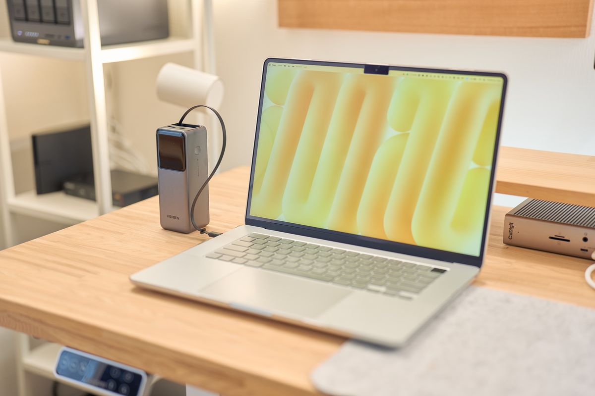 UGREEN Nexode 巻き取り式 USB-Cケーブル内蔵 モバイルバッテリー 20000mAh 165WをMacBookに繋いでデスクに置いている