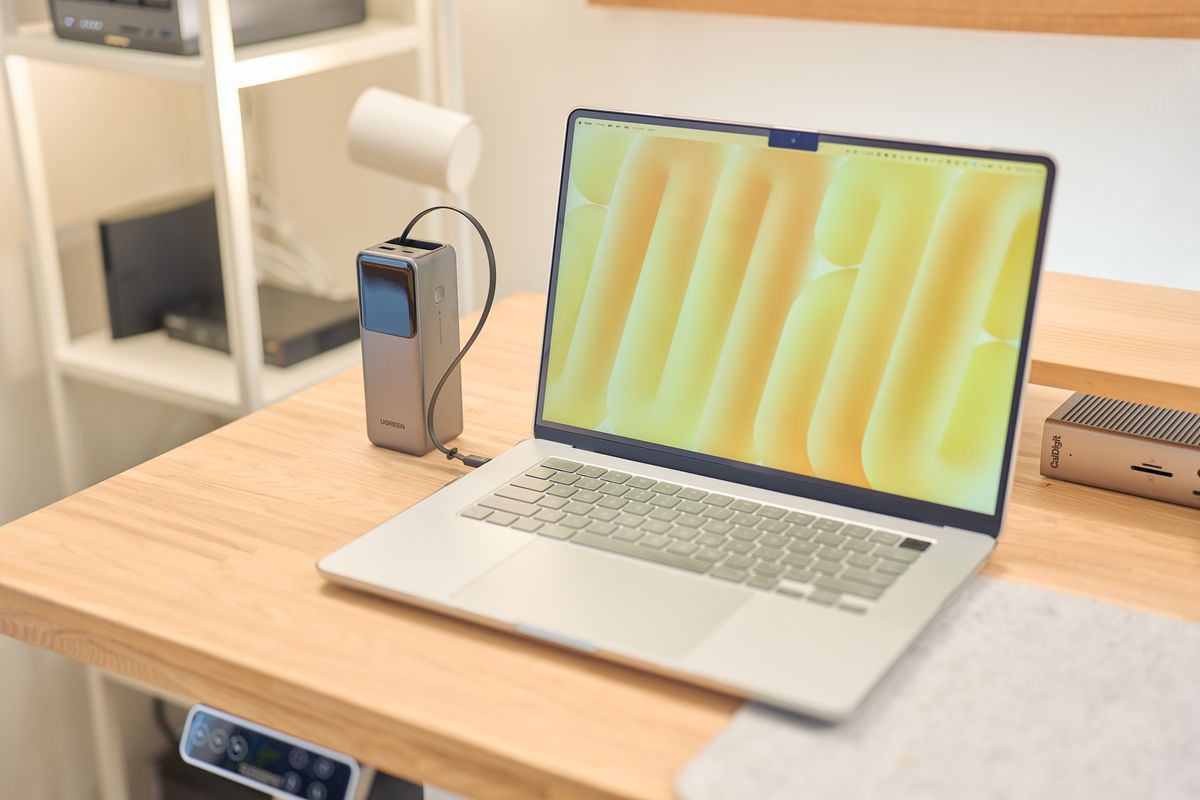 UGREEN Nexode 巻き取り式 USB-Cケーブル内蔵 モバイルバッテリー 20000mAh 165WをMacBookに繋いでいてもコンパクトな様子