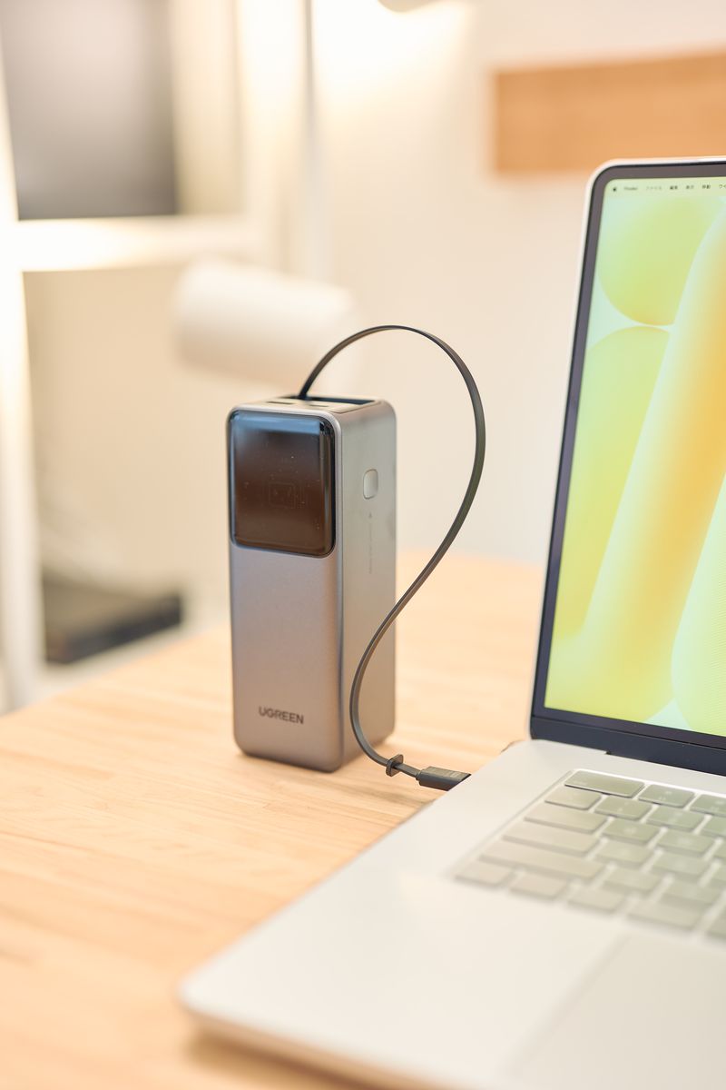 UGREEN Nexode 巻き取り式 USB-Cケーブル内蔵 モバイルバッテリー 20000mAh 165WをMacBookに繋いでいる