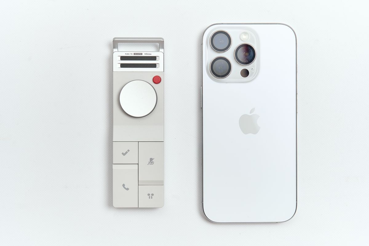 HiDock P1とiPhone 16 Proを並べている