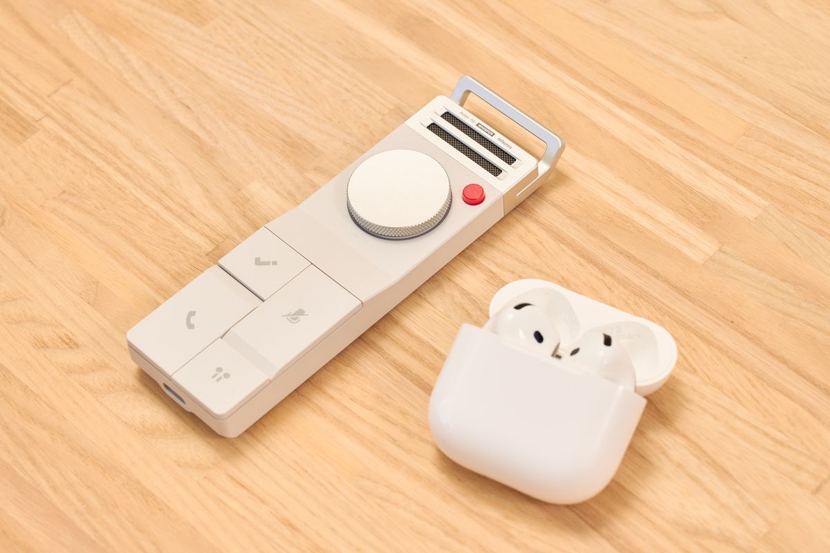 HiDock P1とAirPodsを並べている