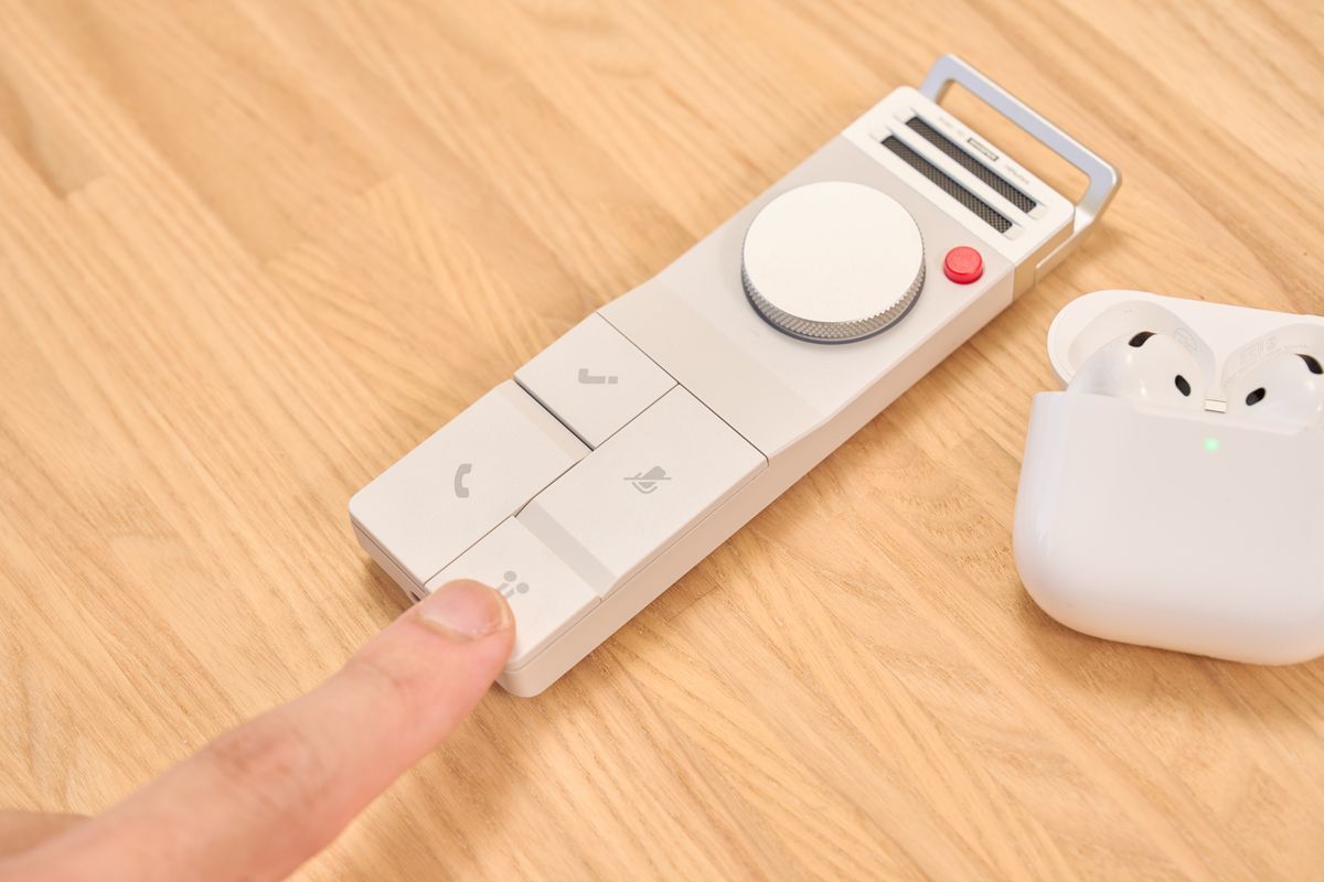 HiDock P1とAirPodsを並べてペアリングをしている