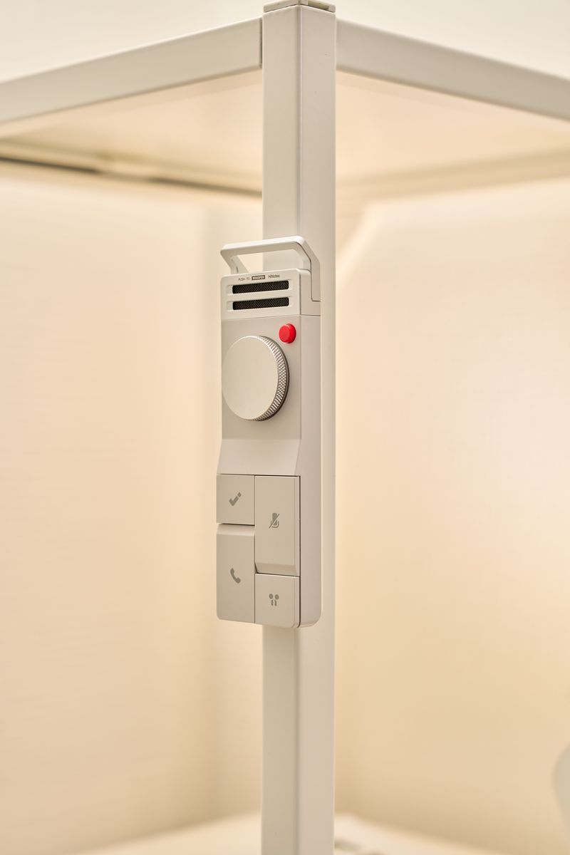 HiDock P1の背面のマグネットで貼り付けている
