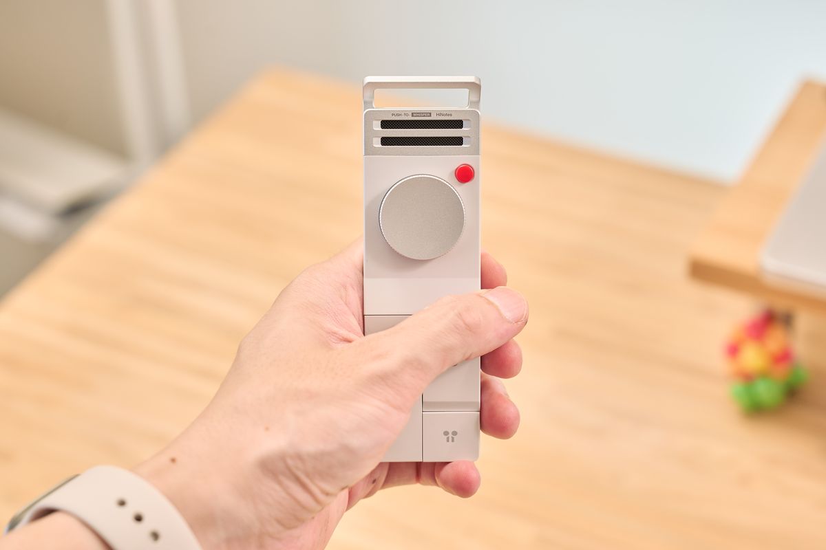 HiDock P1を手に握っている