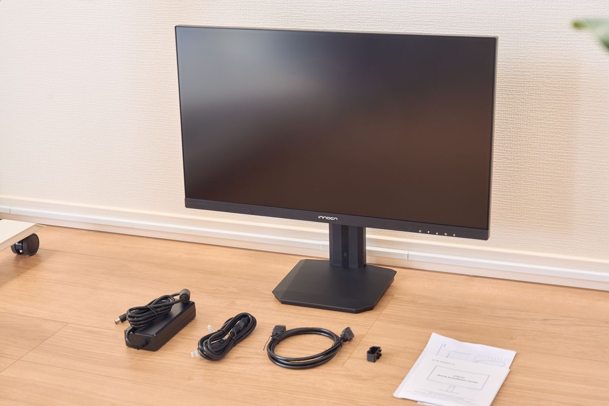 INNOCN 27D1Uの付属品を並べている