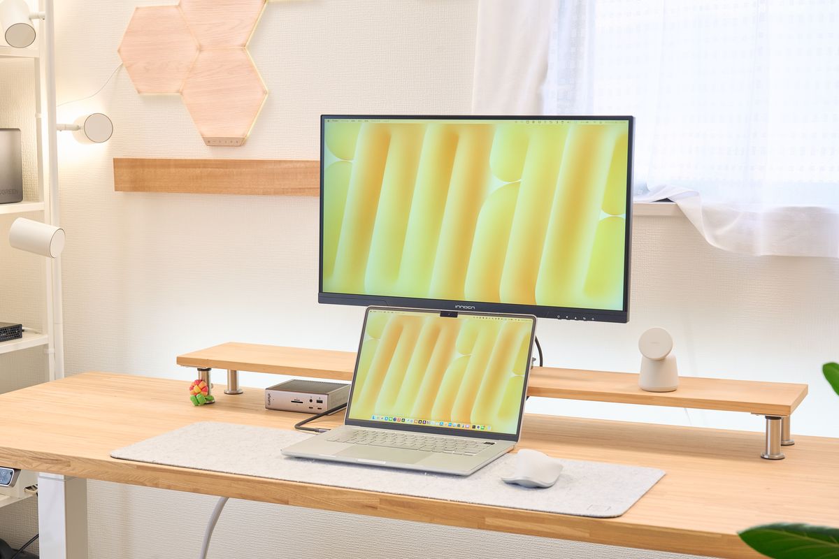 INNOCN 27D1UとMacBook Airを並べている