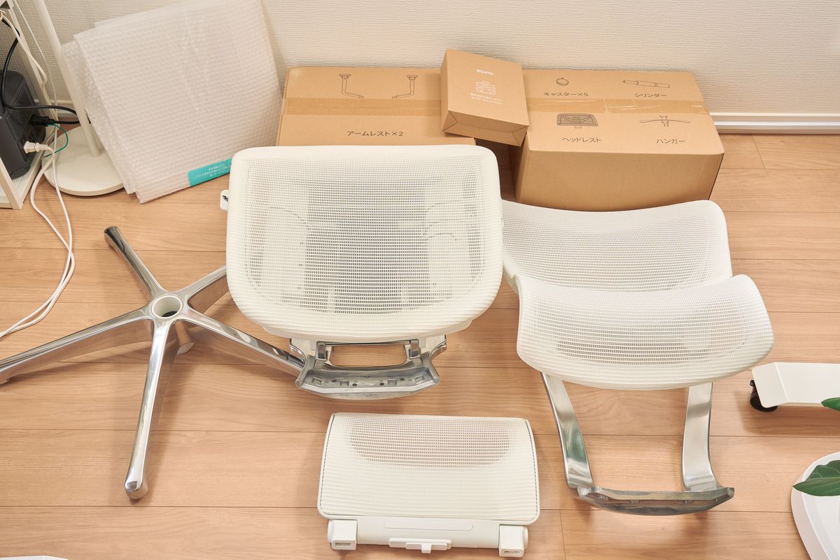 COFO Chair Premium 2の本体部品を並べた