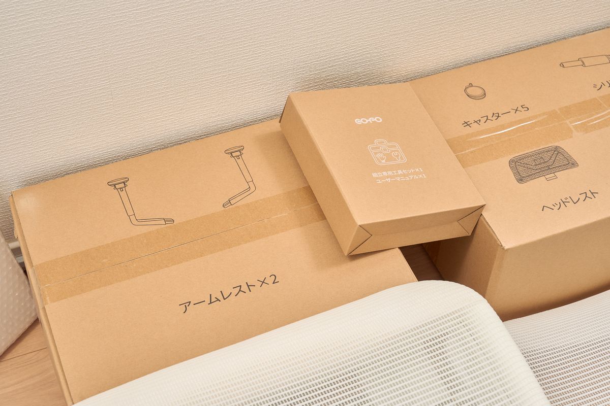 COFO Chair Premium 2の部品が段ボールに個別に入っている