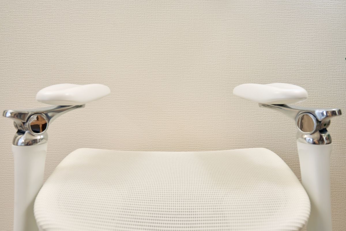 COFO Chair Premium 2のアームレストを中央に寄せている