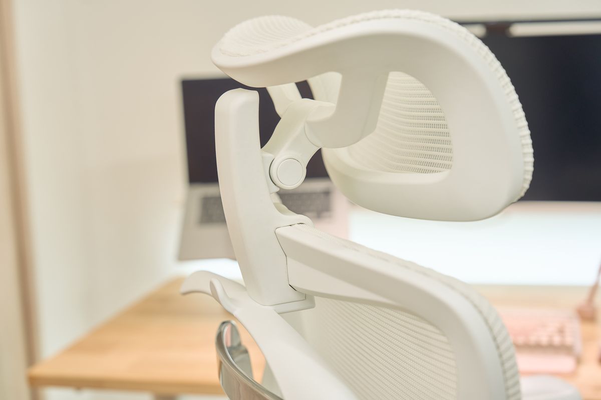 COFO Chair Premium 2のヘッドレストの角度を変えた