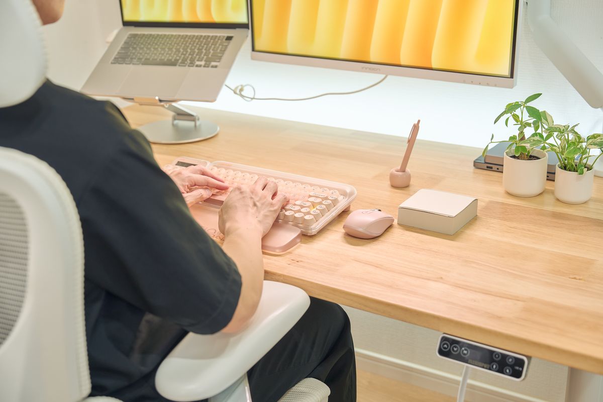 COFO Chair Premium 2に座ってパソコン作業をしている