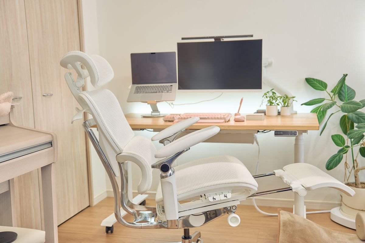 COFO Chair Premium 2をリクライニングさせている