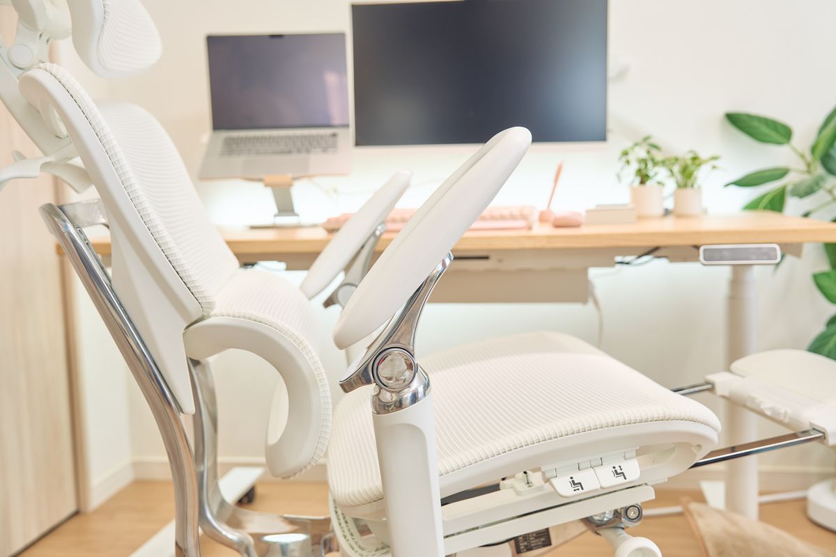 COFO Chair Premium 2のアームを上に上げている