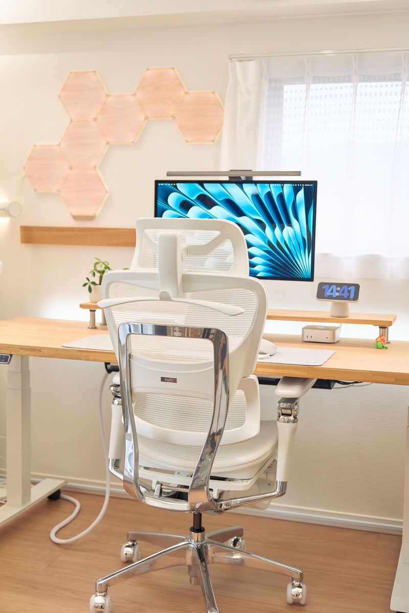 COFO Chair Premium 2を広いデスクに配置した